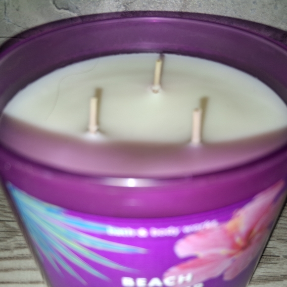 Bath & Body Works BEACH WEATHER 14.5oz. 3- Wick Candle. Sandalwood, Coconut. NEW - Picture 4 of 5